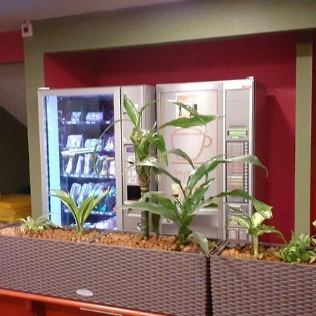 Quick Palace Nantes La Beaujoire エクステリア 写真 A vending machine in a French train station
