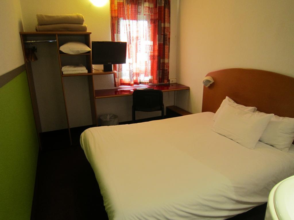 Quick Palace Nantes La Beaujoire エクステリア 写真 A typical room at a B&B
