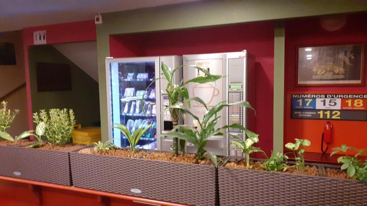 Quick Palace Nantes La Beaujoire エクステリア 写真 A vending machine in a French train station