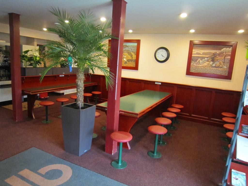 Quick Palace Nantes La Beaujoire エクステリア 写真 Interior of a typical McDonald's restaurant